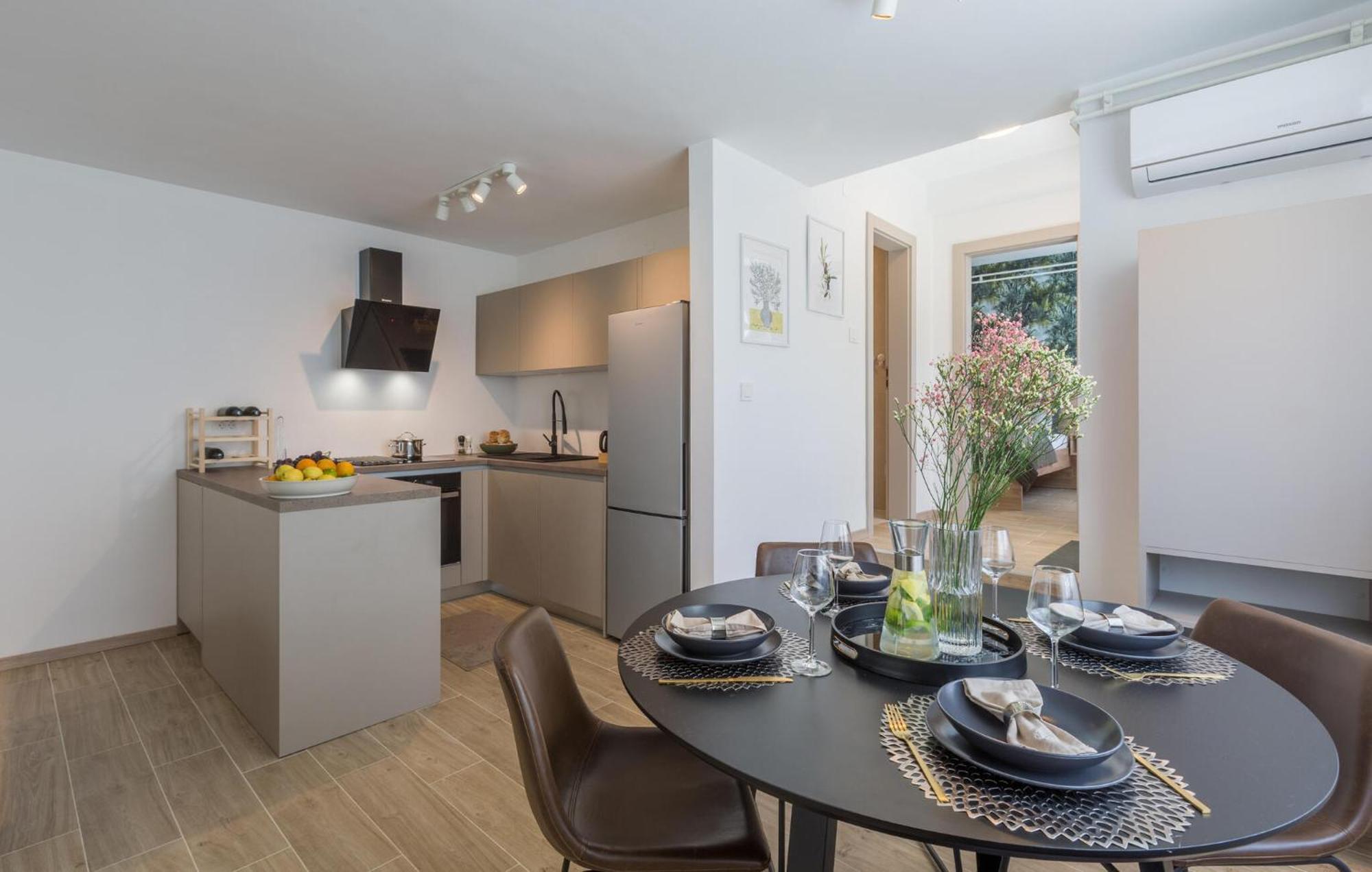 1 Bedroom Beautiful Apartment In Porec Ngoại thất bức ảnh